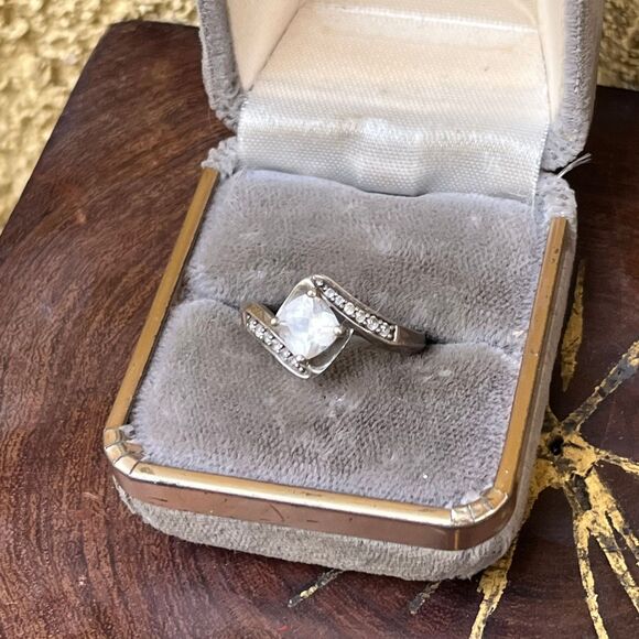 Vintage Cocktail Ring with Cubic Zirconia size 7 3/4 in sterling silver - Picture 1 of 10